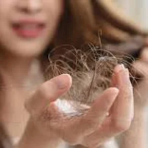 बाल झड़ने से परेशान? केमिकल नहीं, इन घरेलू तरीकों से जड़ों को करें मजबूत