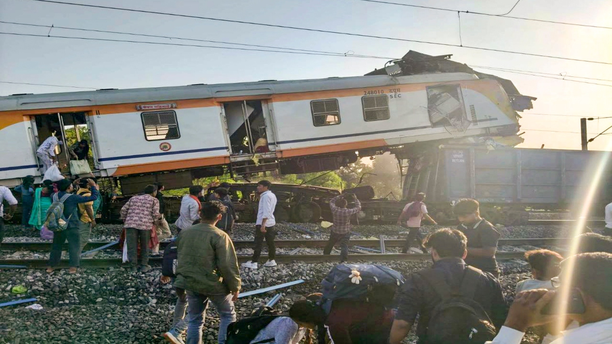 बिलासपुर ट्रेन हादसा: मौत का आंकड़ा बढ़कर 11, CRS जांच शुरू — देर रात तक चला रेस्क्यू ऑपरेशन